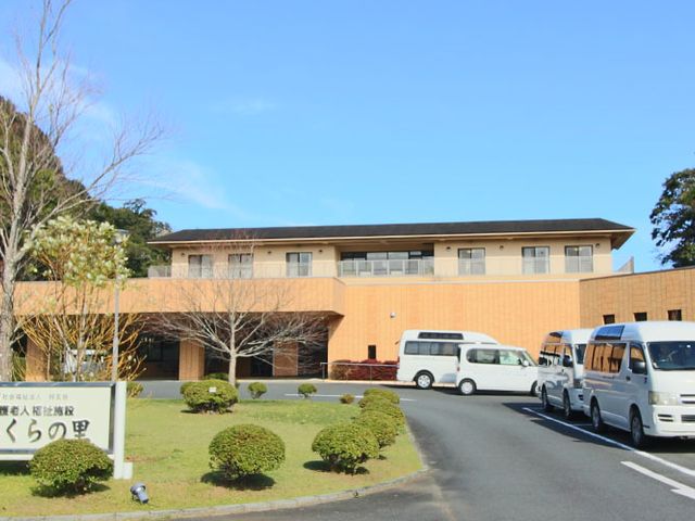 施設入口 外観 緑に囲まれた静かな立地の施設です。車両の出入りがスムーズにできる広々とした入口があります。