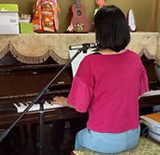 女性が演奏するピアノ