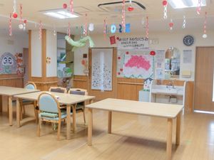 明るい食堂の様子  