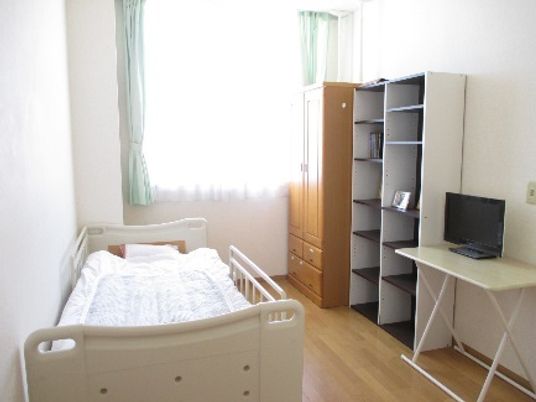 明るい個室の居室