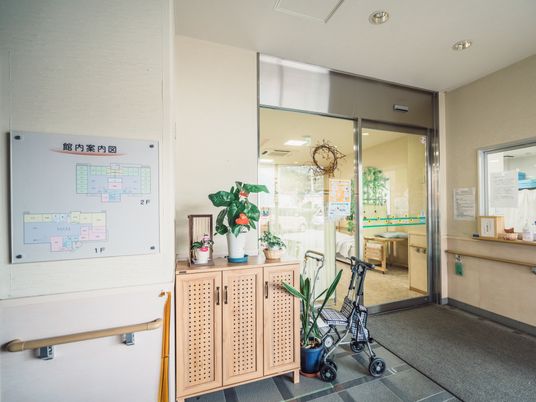 案内図と歩行器のエントランス