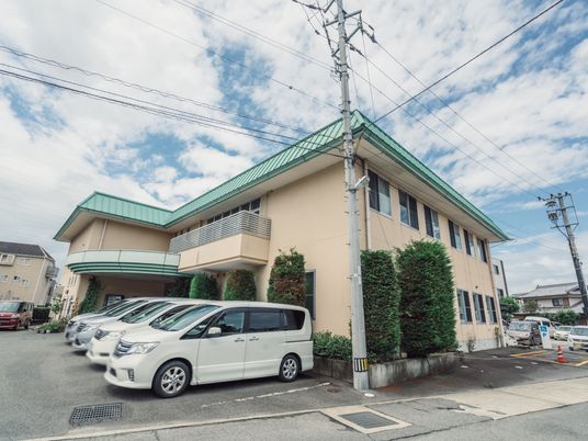 広々とした施設の外観