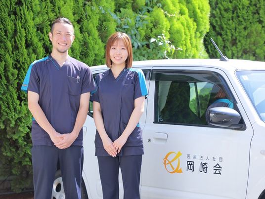 スタッフと送迎車  