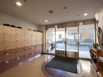 明るいエントランスの様子