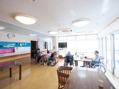 明るい食堂の様子
