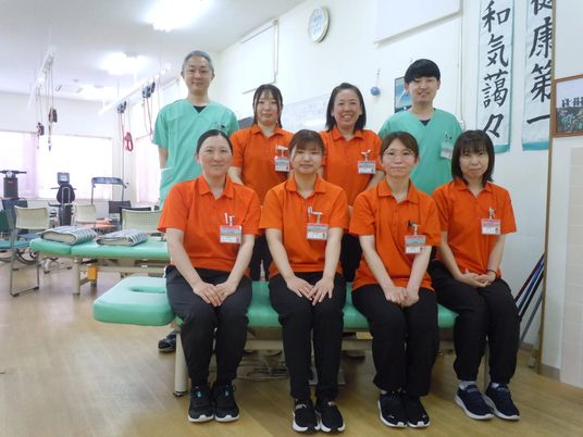 訓練室で並ぶスタッフ  