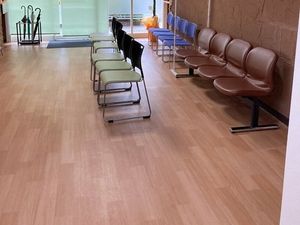 待合椅子のある廊下  