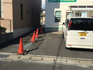 駐車スペースと建物外観  