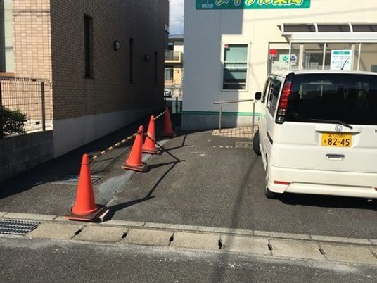 駐車スペースと建物外観  