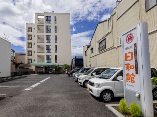 多階建て施設の正面外観