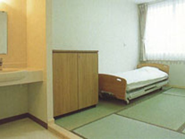 畳の寝室 居室 畳が広がる落ち着いた寝室です。自然光が入る窓があり、リラックスできる環境です。