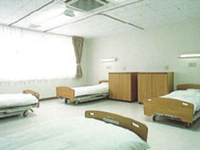 4つのベッドが並ぶ居室 居室 採光がよく、快適な空間となっています。清潔な環境でリラックスしていただけます。