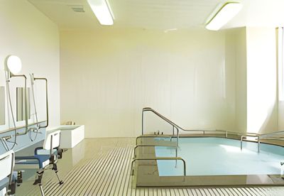 明るい浴室の設備