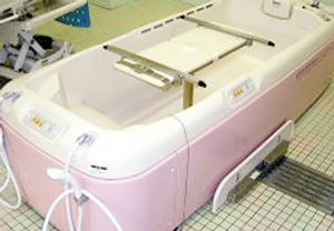 ピンク色の浴槽のある浴室