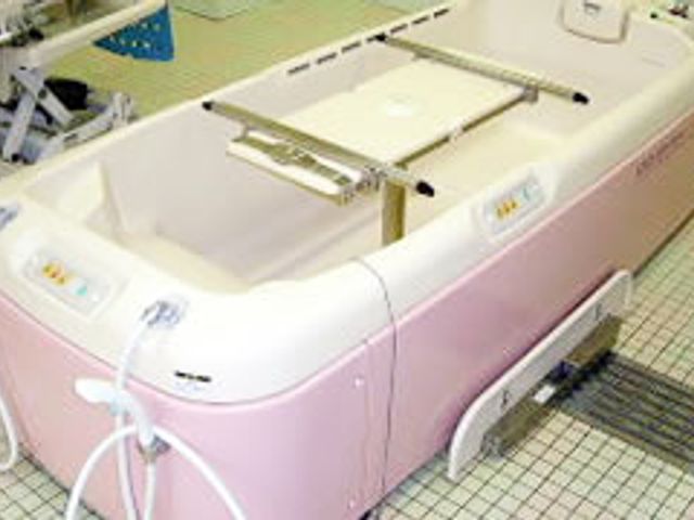 ピンク色の浴槽のある浴室 浴室 快適な入浴をサポートする設備が整っています。リラックスできる空間です。