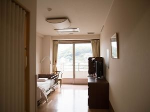 明るい居室の窓辺  
