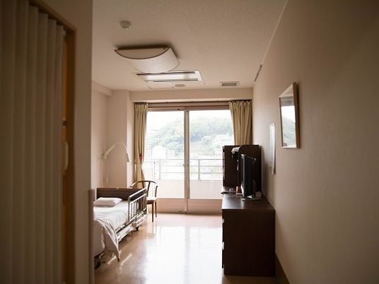 明るい居室の窓辺  