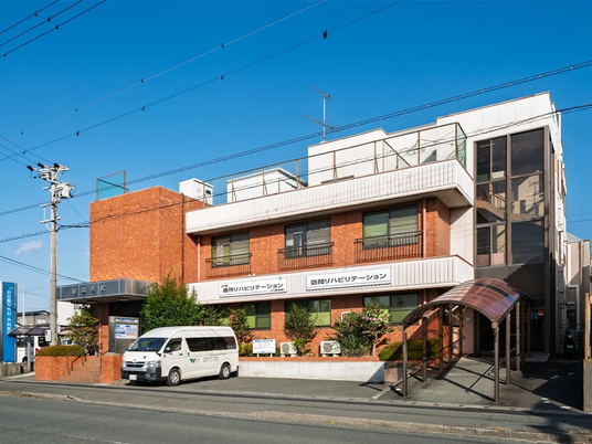 赤レンガ調の建物外観  