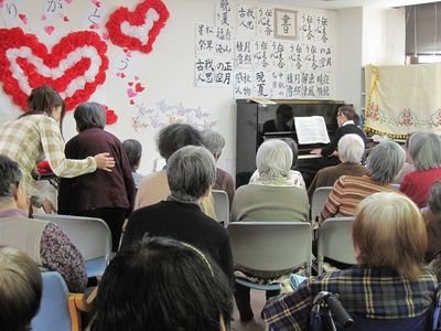 集まる人々の多目的室