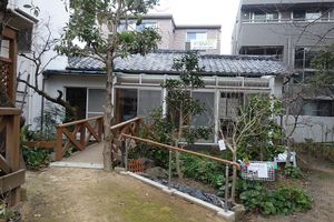 緑に囲まれたエントランス