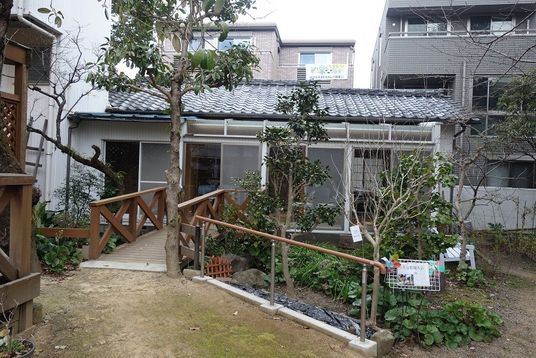 緑に囲まれたエントランス