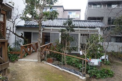 緑に囲まれたエントランス
