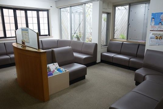 落ち着いた雰囲気のラウンジ