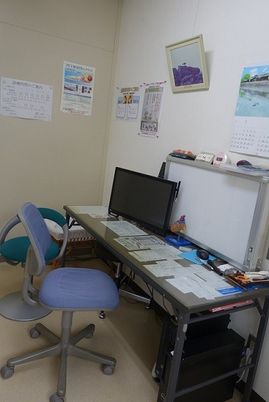机と椅子が置かれた部屋