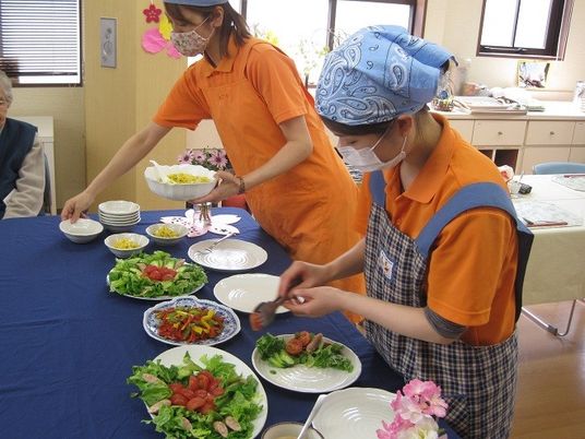 明るい空間で食事提供