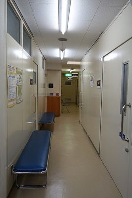 長い廊下の座席