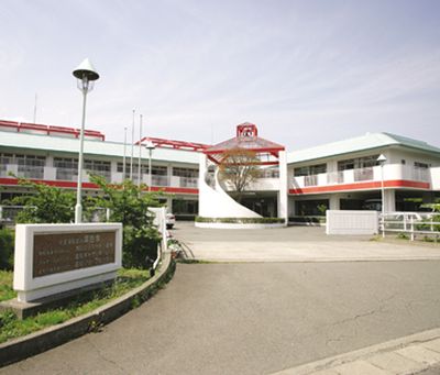 広々とした建物外観