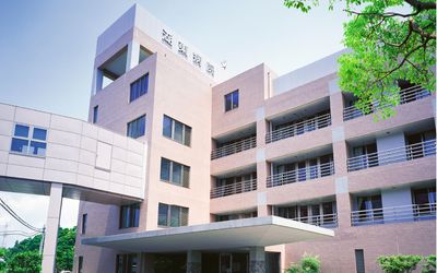 明るい建物の外観
