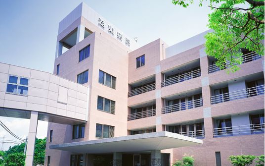 明るい建物の外観