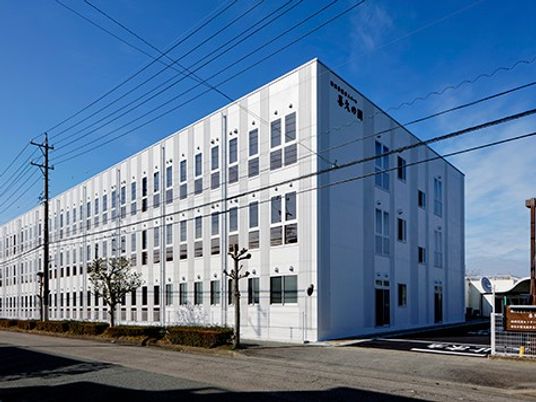白い建物の外観  
