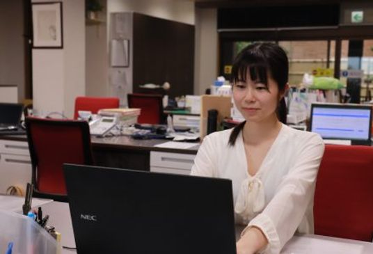 笑顔のスタッフとデスク