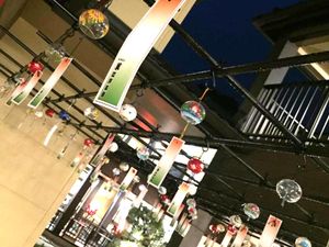 飾りが並ぶ廊下  