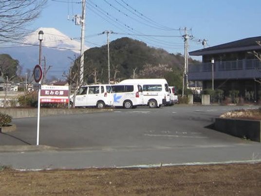 施設の外観と送迎車  