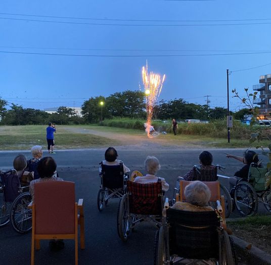 花火を楽しむ人々