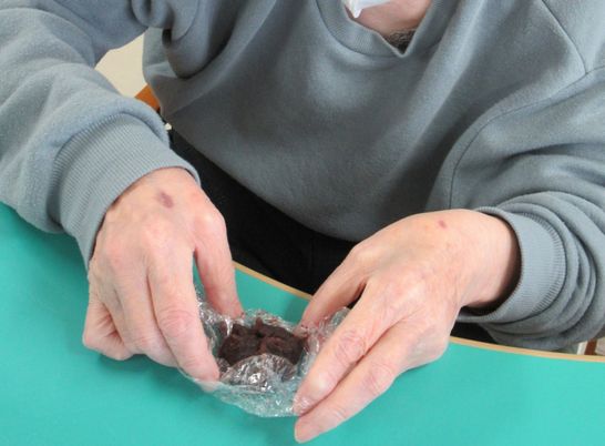 誰かがお菓子を楽しむ様子