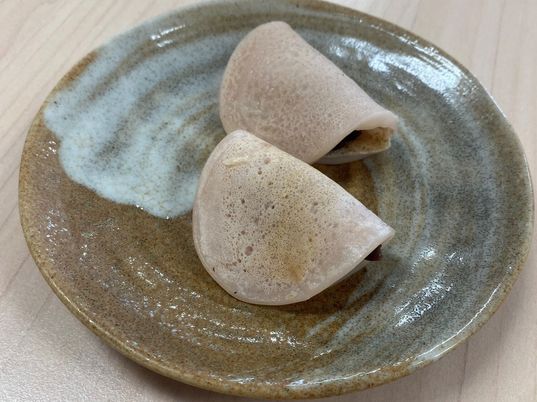 小皿に盛られた食品