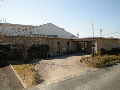 入り口が見える建物外観