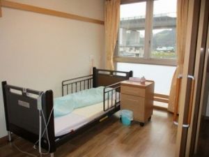 明るい居室のベッド  