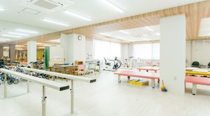 明るいリハビリ室