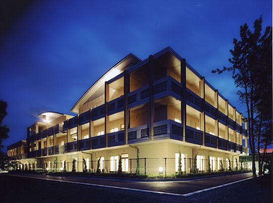 夜の外観の建物