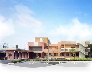 広い駐車場の建物外観