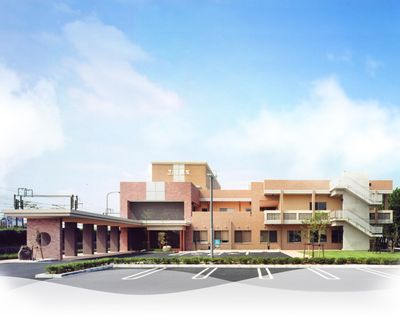 広い駐車場の建物外観