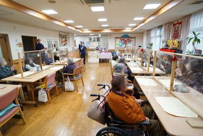 活動中の明るい食堂