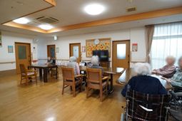 暖かな雰囲気の共有スペース