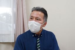 男性スタッフがいる部屋