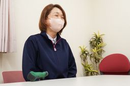 笑顔のスタッフと会議室